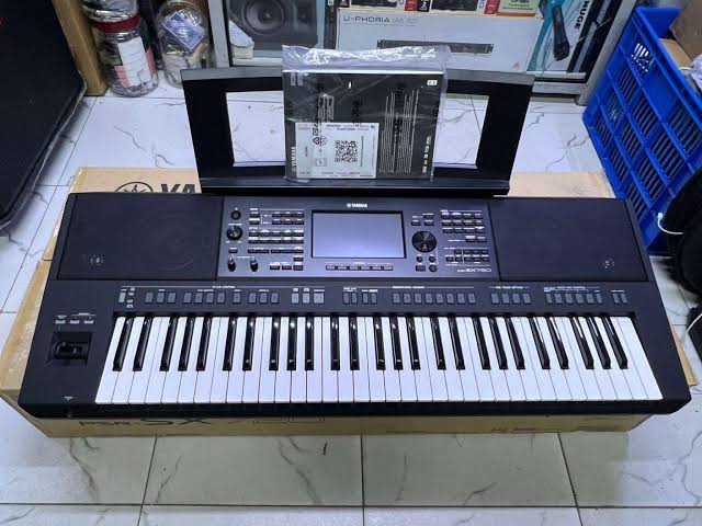 Yamaha PSR SX720 real front
